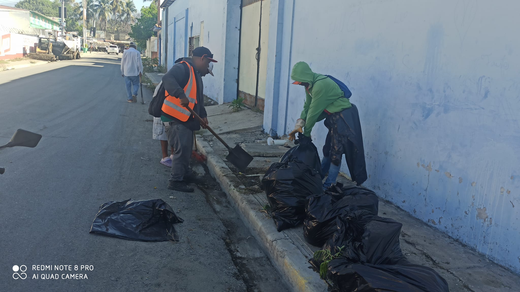 Las brigadas de limpieza de la Alcaldía Municipal de Azua, trabajan con empeño para mantener limpia y ordenada la misma, siguiendo las órdenes de nuestro Alcalde Dr. Ruddy González, siempre trabajando para mantener la ciudad  ordenada y en buenas condiciones.