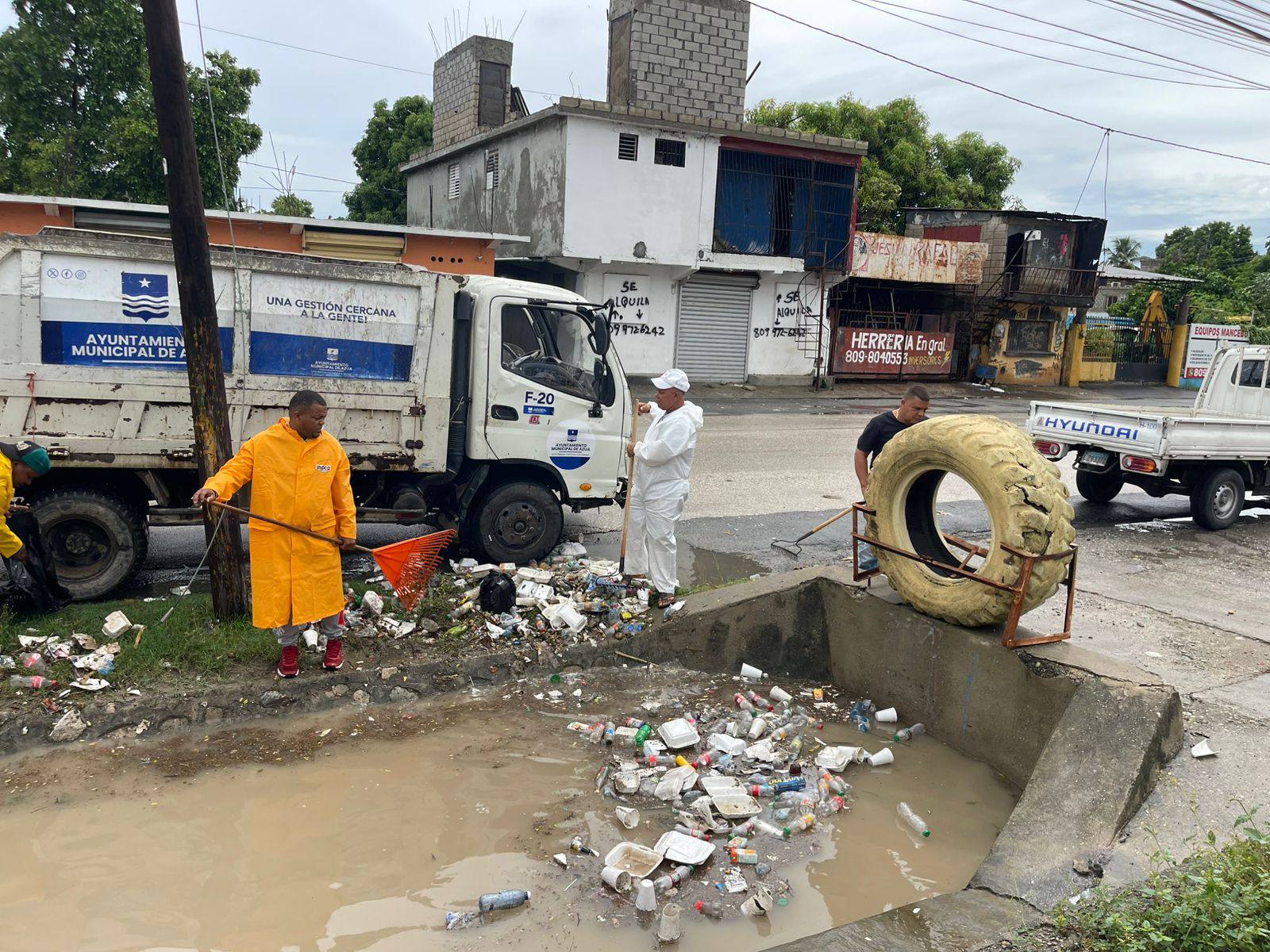 Ayuntamiento de Azua intensifica jornada de limpieza de cañadas y desagües para prevenir inundaciones