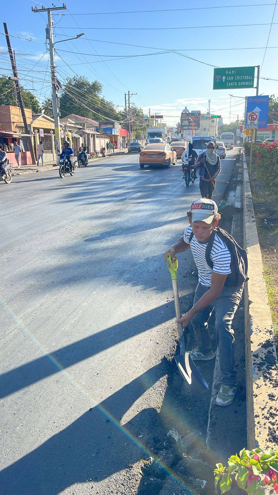 Ayuntamiento de Azua realiza operativo de retiro de escombros tras trabajos de asfaltado