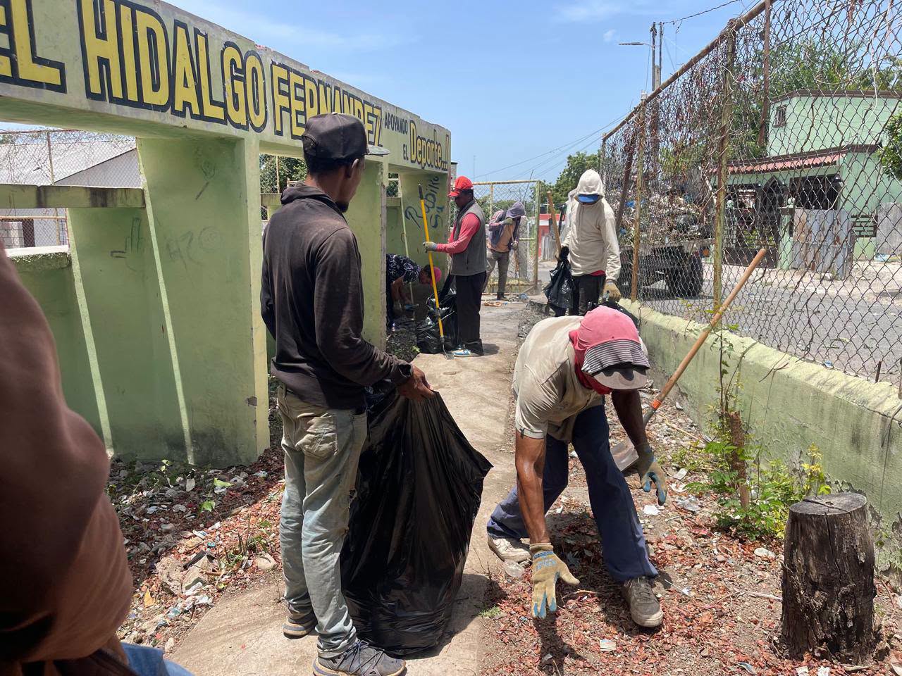 Ayuntamiento de Azua realiza operativo de limpieza en la Cancha Deportiva y Recreativa del Prado