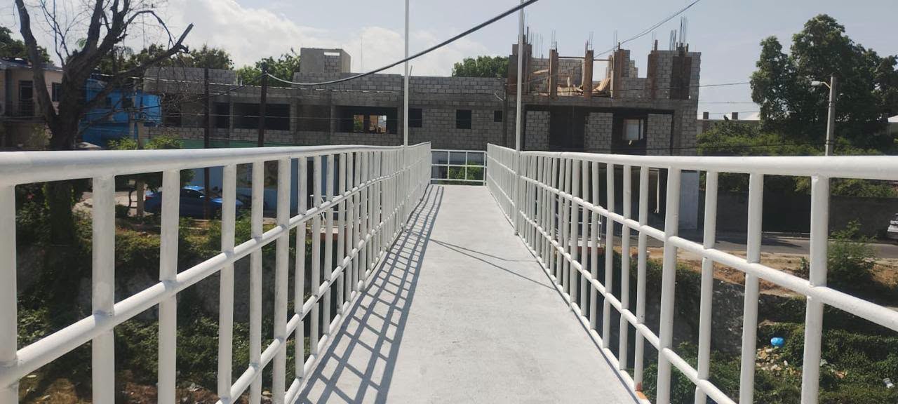 AYUNTAMIENTO MUNICIPAL DE AZUA REALIZA TRABAJOS DE REMOZAMIENTO EN EL PUENTE PEATONAL DE LA CALLE 27 DE FEBRERO SOBRE EL RÍO VÍA