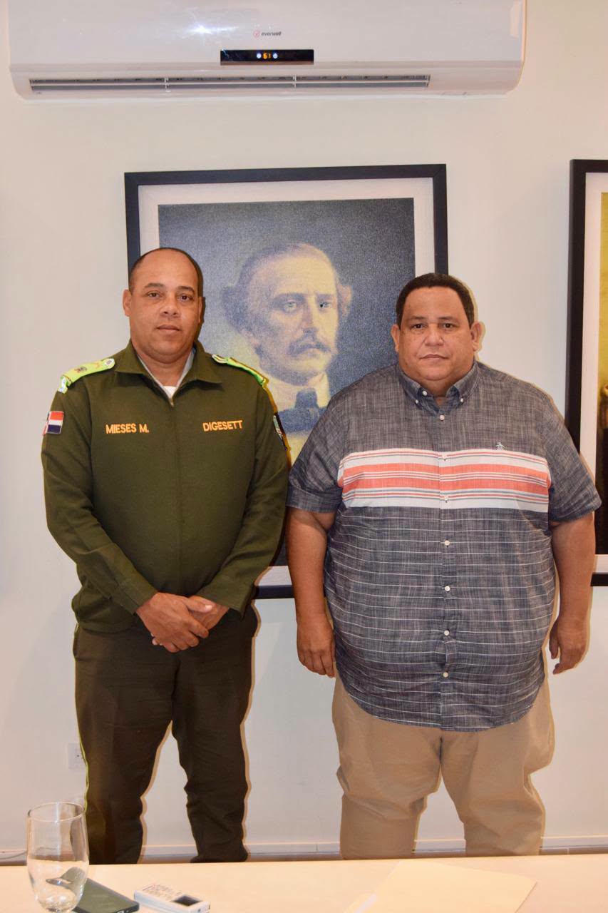 ALCALDE RAFAEL HIDALGO RECIBE AL NUEVO COMANDANTE DE LA DIGESETT EN AZUA Y REAFIRMA COMPROMISO CON EL ORDENAMIENTO DEL TRÁNSITO